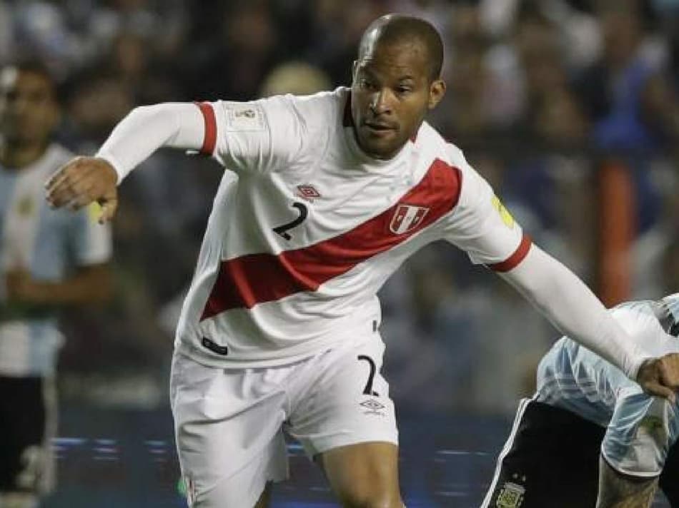 Zagueiro peruano é oferecido ao Vasco, que estuda contratação