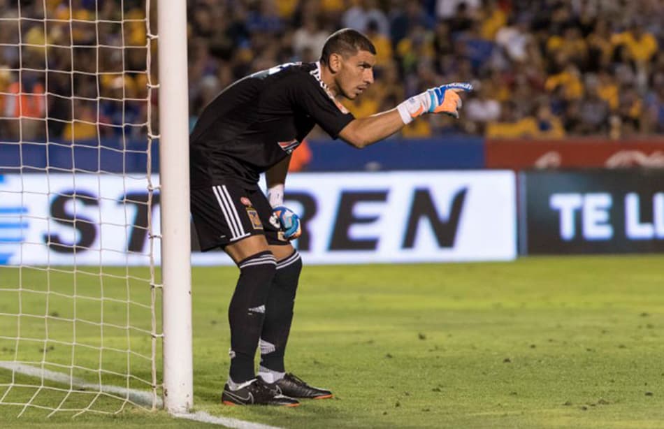 Goleiro é agredido na saída de campo pela torcida rival no México; Veja a Cena