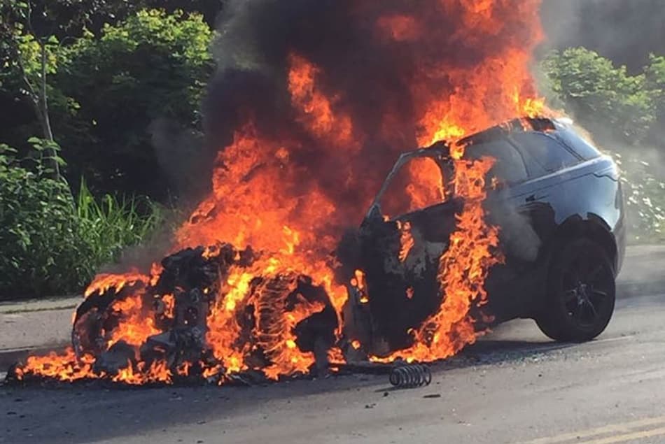 Carro de Lucas Paquetá pega fogo