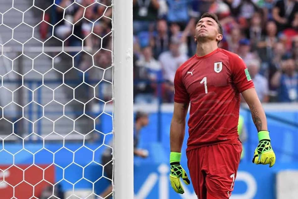 Godín lamenta eliminação e defende Muslera: ‘Futebol é assim mesmo’