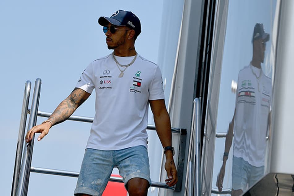 Hamilton brinca sobre faltar na coletiva de sábado para assistir a Inglaterra jogar