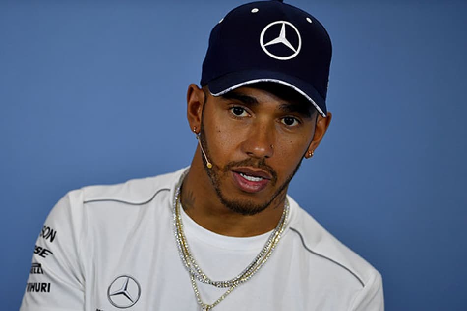Hamilton: Mercedes não pode continuar “blefando” em luta com a Ferrari