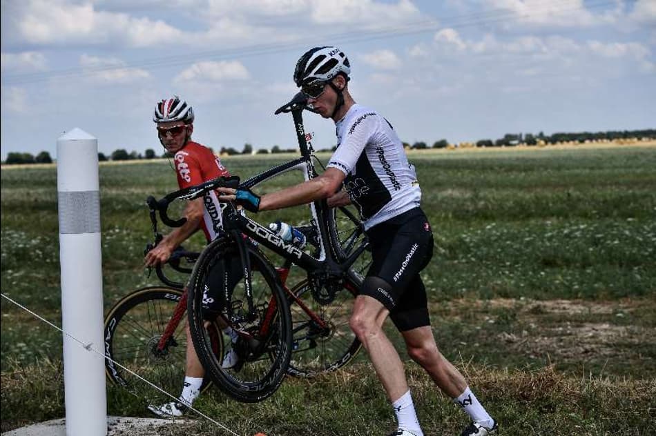 Colombiano vence 1ª etapa da Volta da França e Chris Froome leva susto