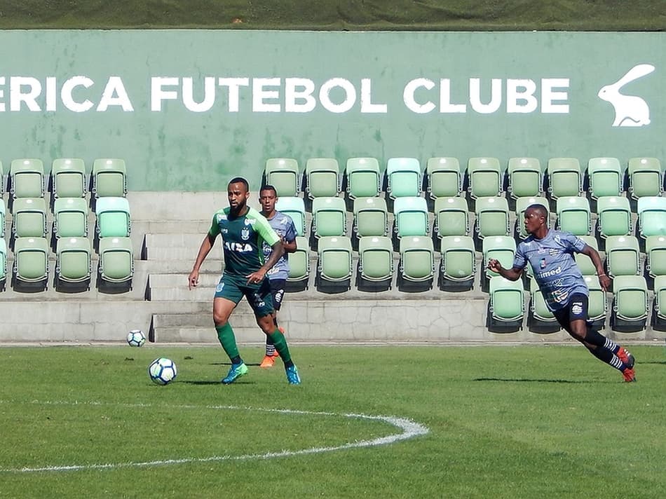 Rafael Moura marca dois e garante vitória do América em jogo-treino