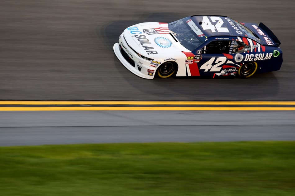 Na Xfinity Series, Kyle Larson herda vitória em Daytona após punição de Justin Haley