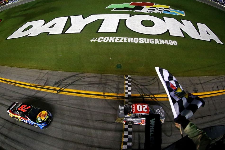 Em prova caótica, Erik Jones conquista sua primeira vitória na NASCAR