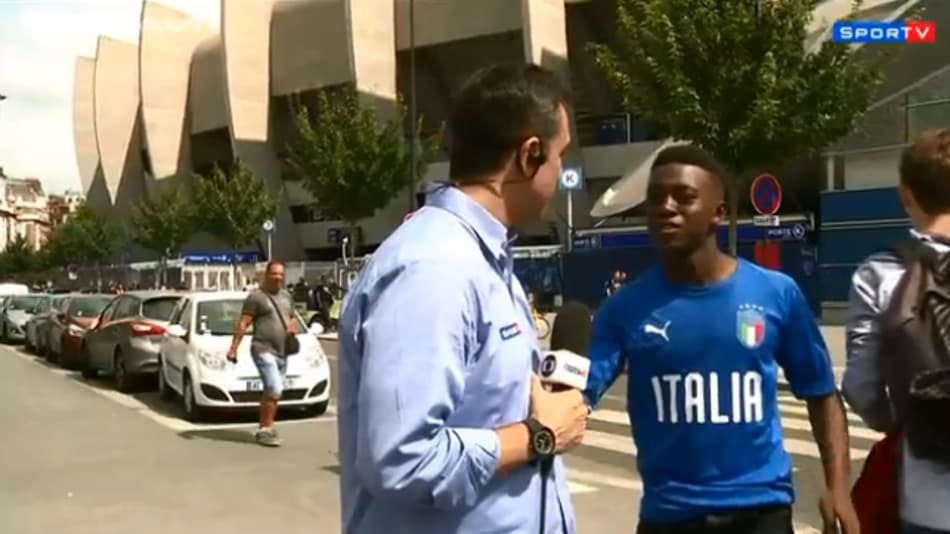 Jovem brinca com repórter brasileiro imitando 'quedas' de Neymar