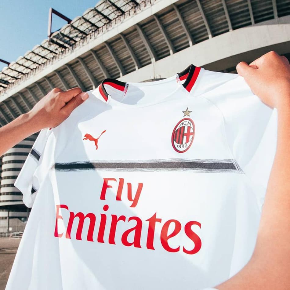 Milan revela sua nova camisa 2, que apresenta listra na altura do peito