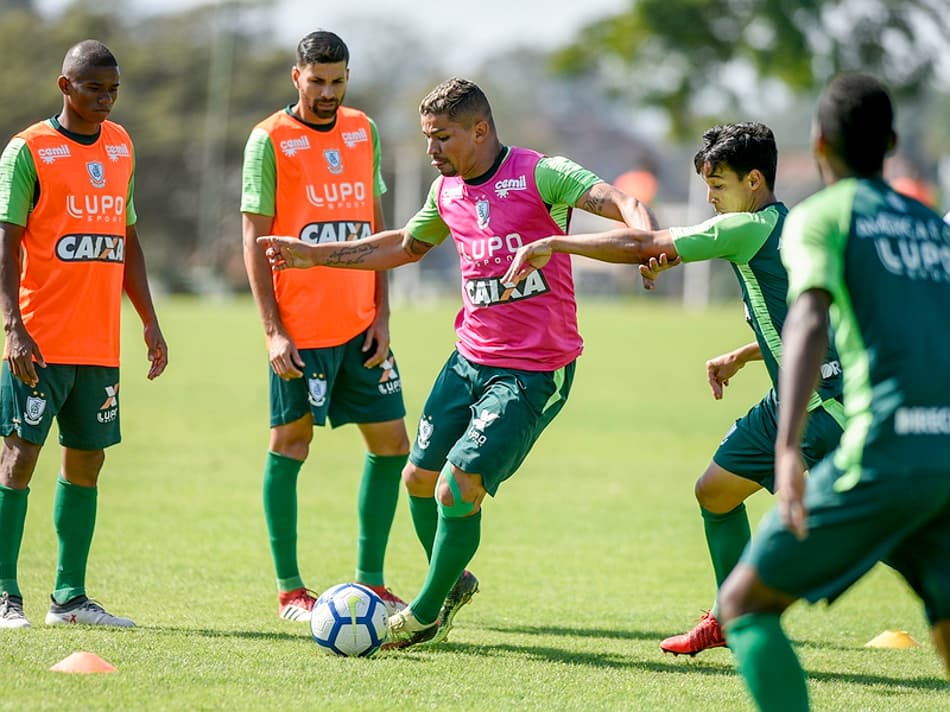 Aylon inicia fisioterapia e Judivan volta a treinar com elenco
