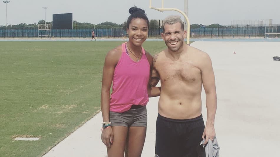 Carlitos Tevez é desafiado em corrida de 100m por atleta olímpica; Confira
