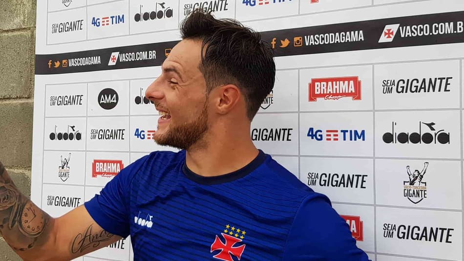 No Vasco, Leandro Desábato comenta as movimentações de vaivém
