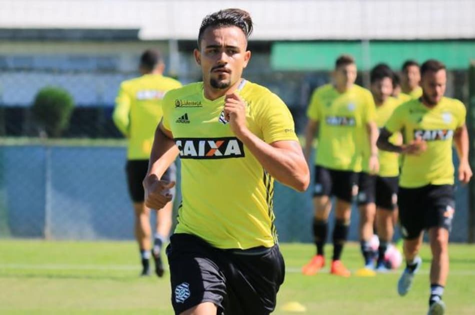 Com negociação aberta, Guilherme Lazaroni continua fora do time