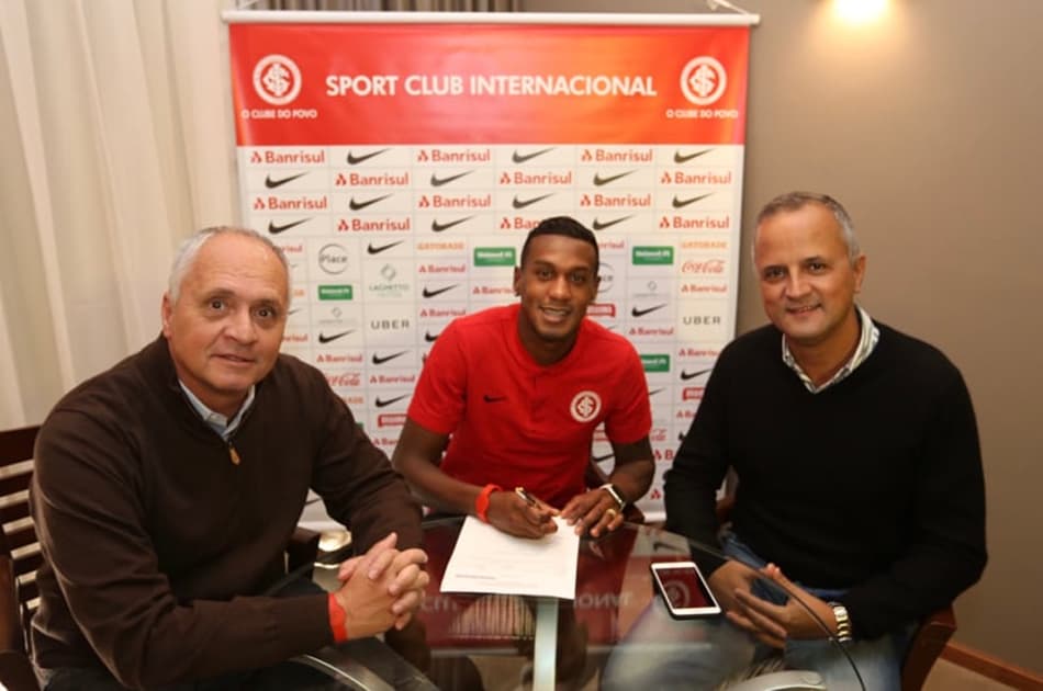 Inter exerce opção de compra e fecha com Edenilson por três anos