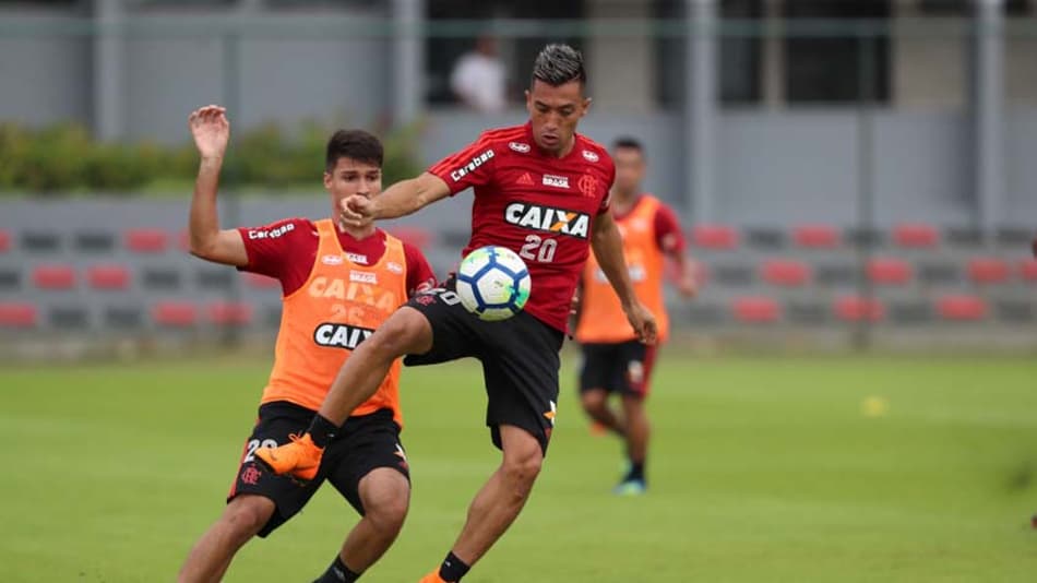 Com lesão na coxa esquerda, Uribe desfalca o Flamengo neste domingo