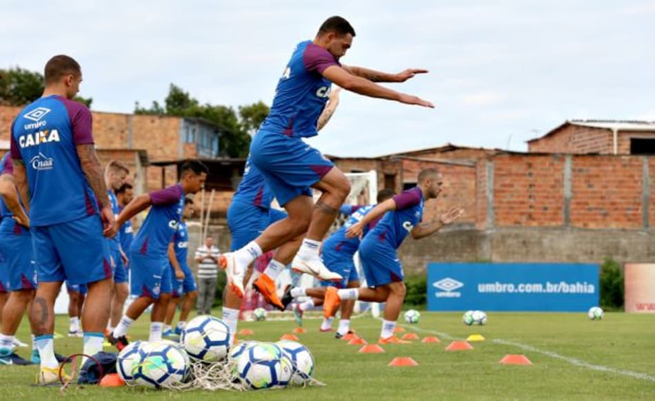 Edy Carlos admite que elenco do Bahia é "enxuto", mas "muito bem treinado"