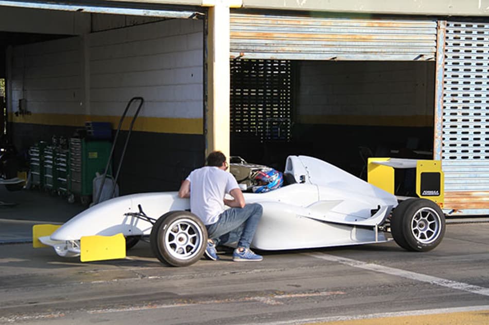 Jovens pilotos testam carro da Fórmula Academy Sudamericana em Londrina