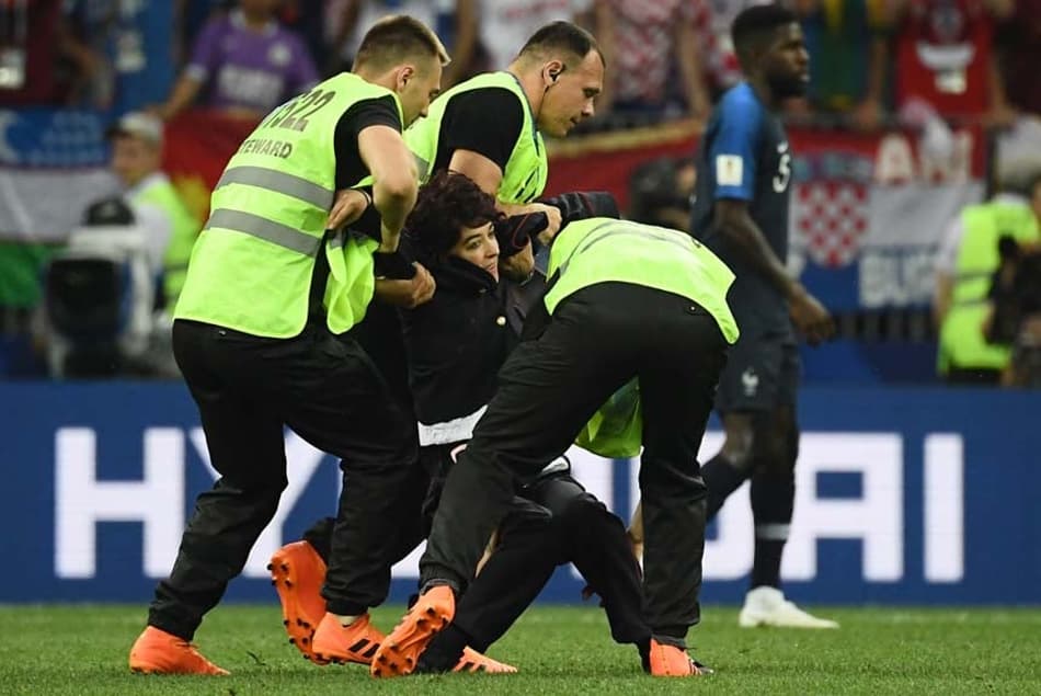 Pussy Riots reivindica invasão de campo na final da Copa do Mundo