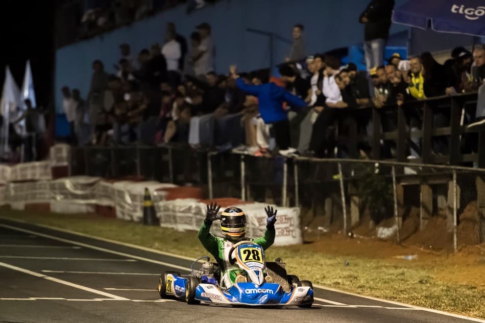 Muita festa para os novos Campeões Brasileiros de Kart