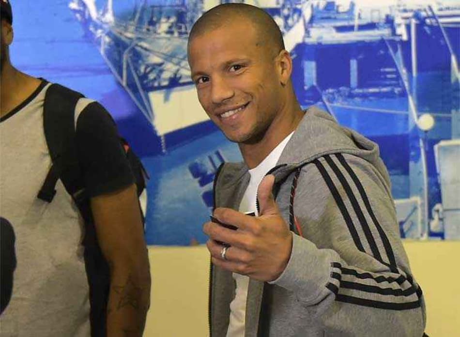 Após exames, Carlos Sánchez assina contrato com o Santos até 2021