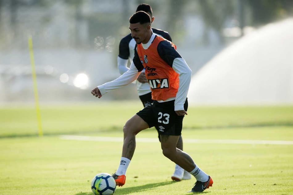 Em treino do Santos sem técnico Jair, Alison dá receita para vencer clássico