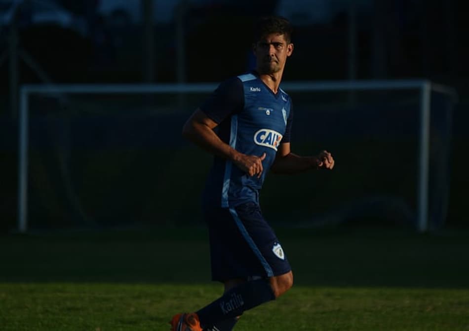 Zagueiro do Londrina pede recuperação rápida do time, que se aproxima da ZR