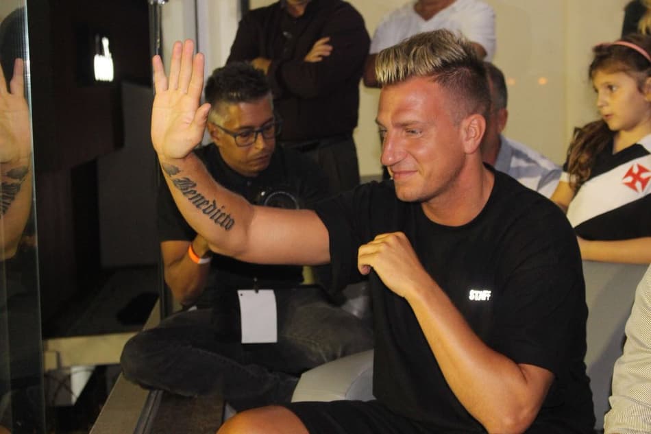 Ele chegou! Maxi López desembarca no Rio e vai direto para São Januário