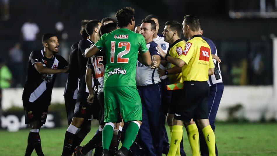 Vascaínos acusam Elton de cuspir em diretor em confusão; atleta se defende
