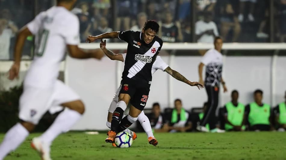 Meias não se entendem e 'jogo de xadrez' de Jorginho acaba engessado