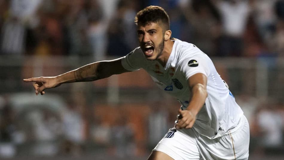 Gustavo Henrique celebra gol e chance na zaga titular do Santos