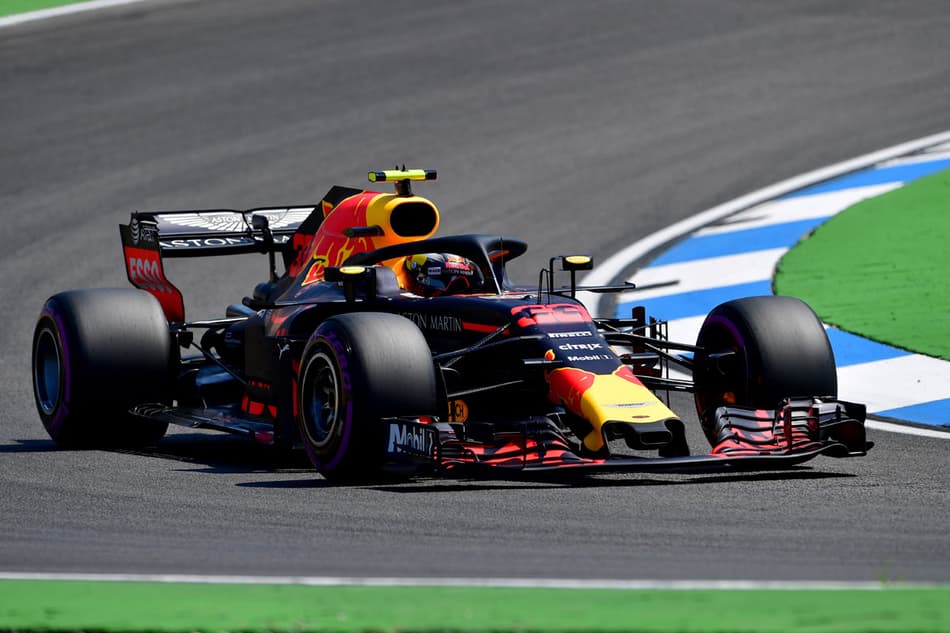 Carros da Red Bull sem combustível para o caótico Q3