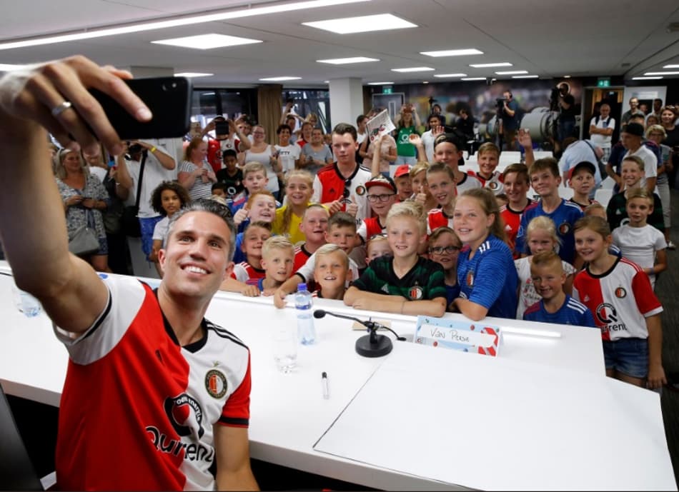 Menino faz pergunta surreal e põe Van Persie em 'saia justa' em coletiva