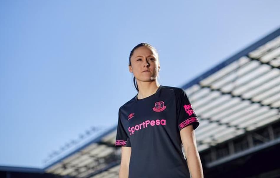 Pela 1ª vez no Campeonato Inglês, clube escolhe time feminino para lançar camisa