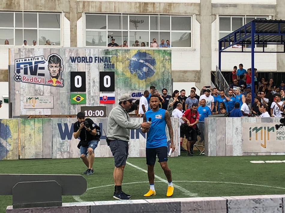 Atencioso e grudado no filho, Neymar diz que ‘mundo não acaba’ após Copa