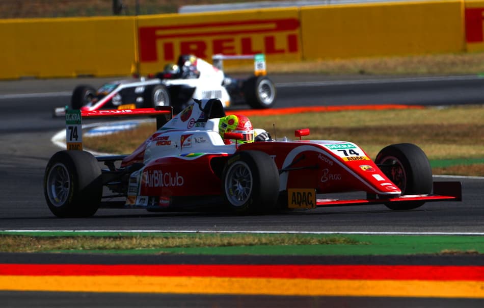 Enzo Fittipaldi conquista três pódios em Nurburgring e assume vice-liderança na F4 Alemã