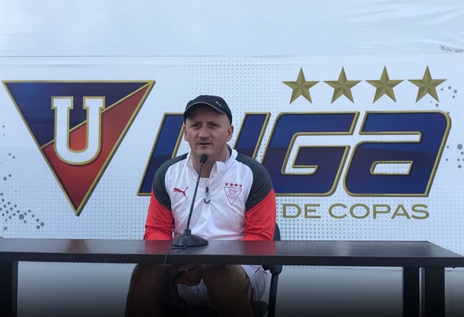 Técnico da LDU é taxativo sobre reposição de Hernán Barcos