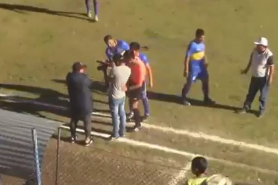VAR na América: Árbitro utiliza fotógrafo para confirmar gol em jogo da Copa Peru
