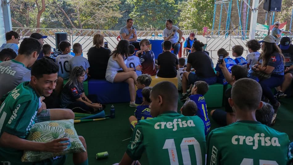 Luizão conversa com crianças que disputam torneio em São Paulo