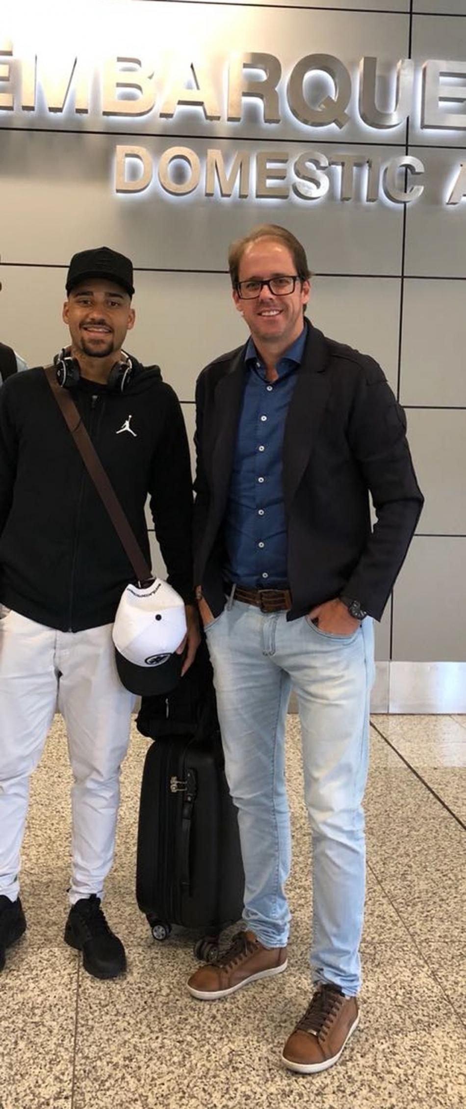 Robinho chega para fazer exames médicos no América-MG