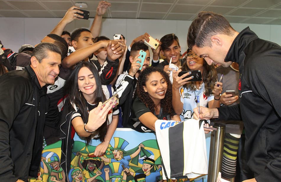 Após derrota, Vasco desembarca em Brasília com apoio dos torcedores