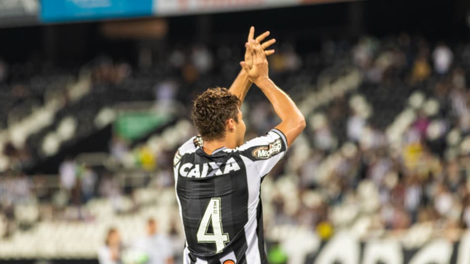 Marcinho explica reação em gol do Botafogo: ‘Aniversário do meu irmão’