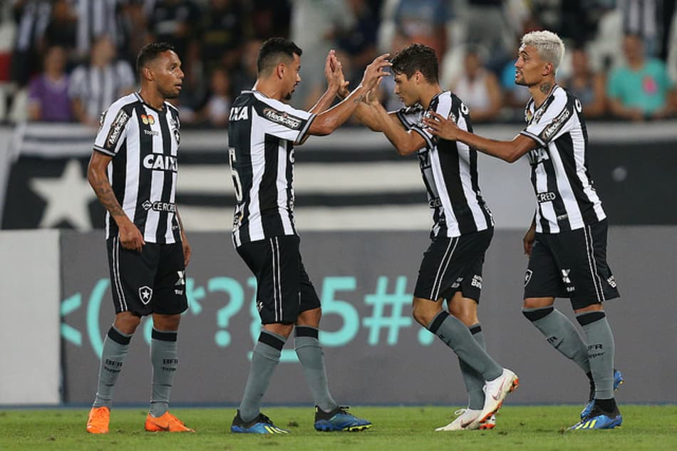 Longe de ser efetivo, Botafogo mostra repertório e evolui em aspectos vitais