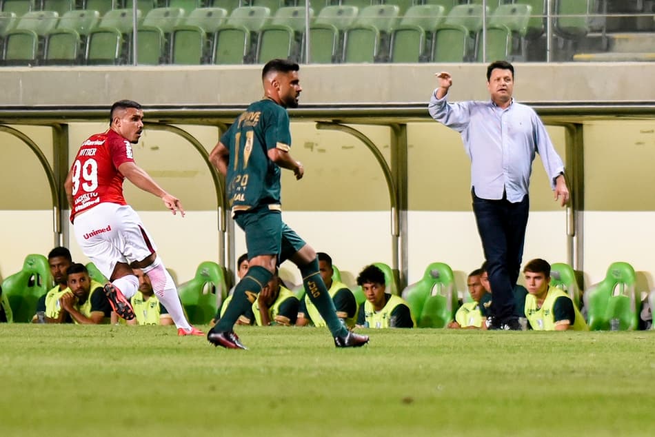 Adilson Batista comemora vitória, elogia Ruy e estrutura do América