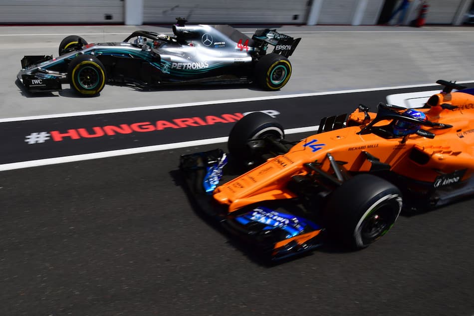 Com sua dupla fora do top10, McLaren não começa bem em Hungaroring
