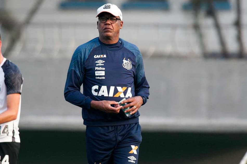 Chulapa esboça time do Santos e será o técnico da equipe neste domingo