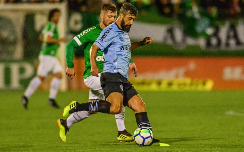 Chapecoense aperta no fim, mas empata com os reservas do Grêmio
