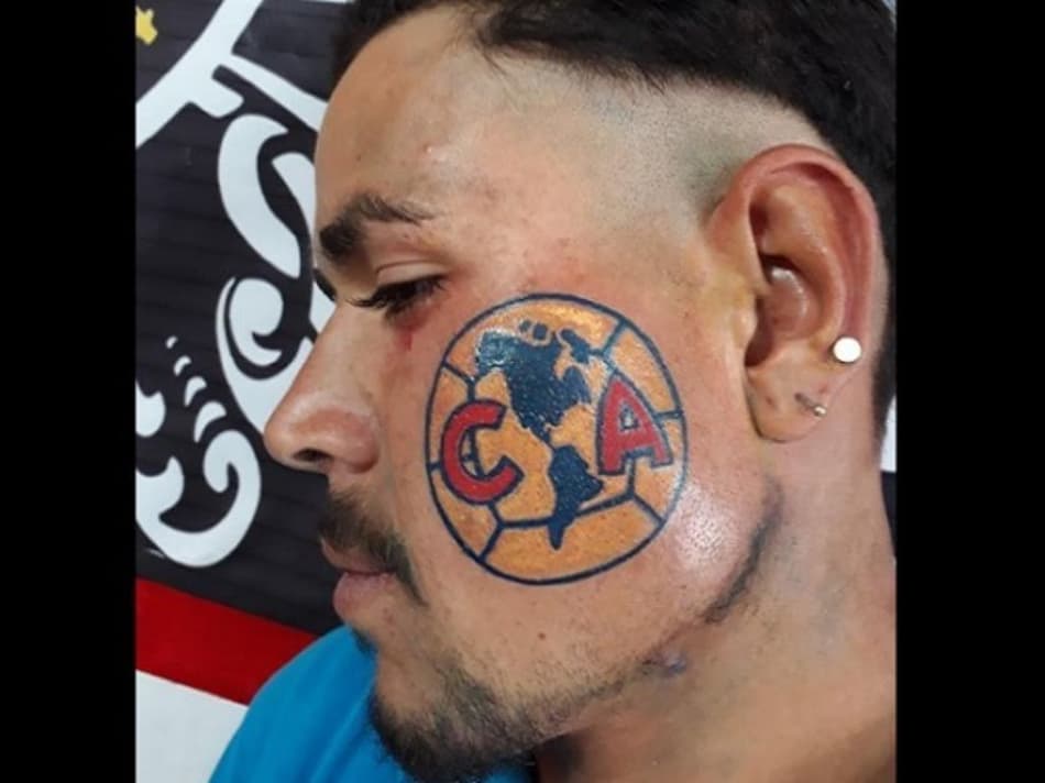 Torcedor do América tatua símbolo do clube no rosto