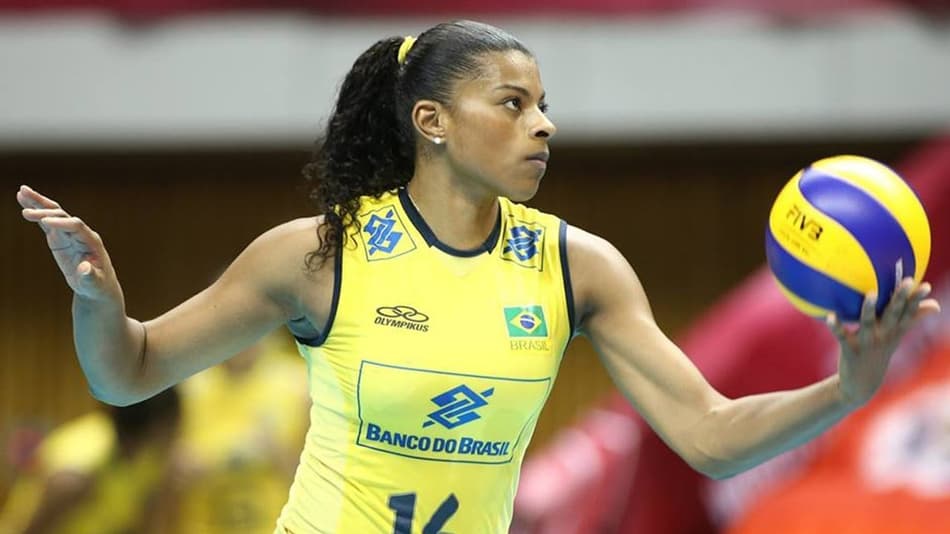 Empolgada por ser eleita Atleta da Torcida, Fernanda Garay despista sobre retorno às quadras de vôlei