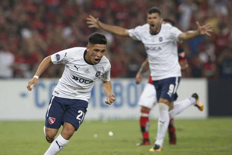 Independiente lança camisa em homenagem aos títulos sobre o Flamengo no Maracanã