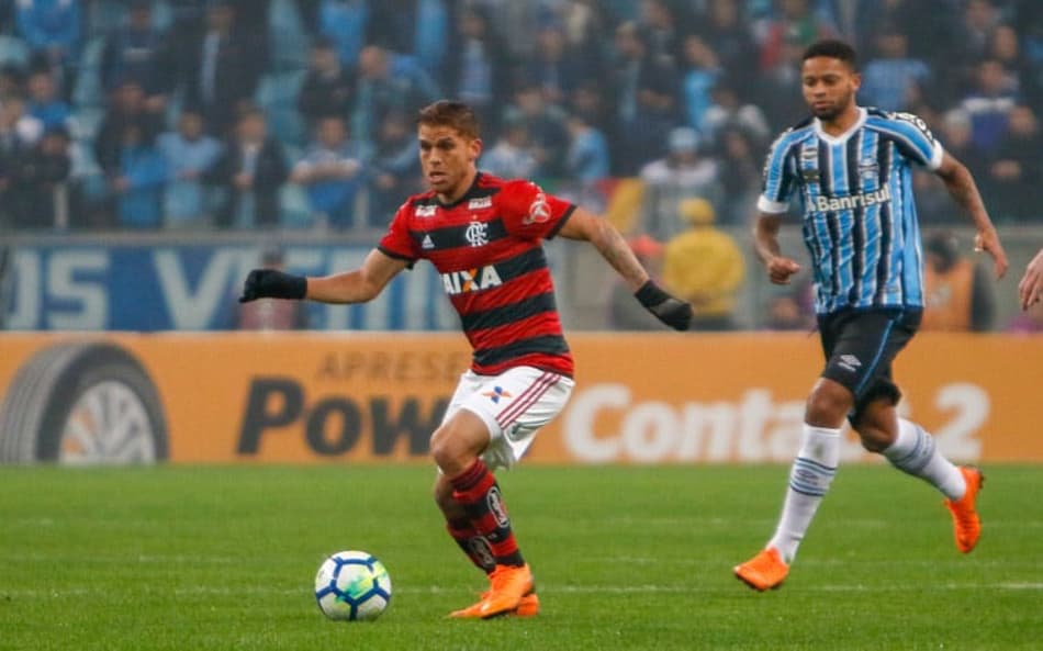 Cuéllar revela que chega mais cedo aos treinos e exalta coletivo do Fla