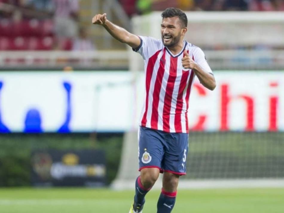 Zagueiro do Chivas Guadalajara sofre acidente automobilístico